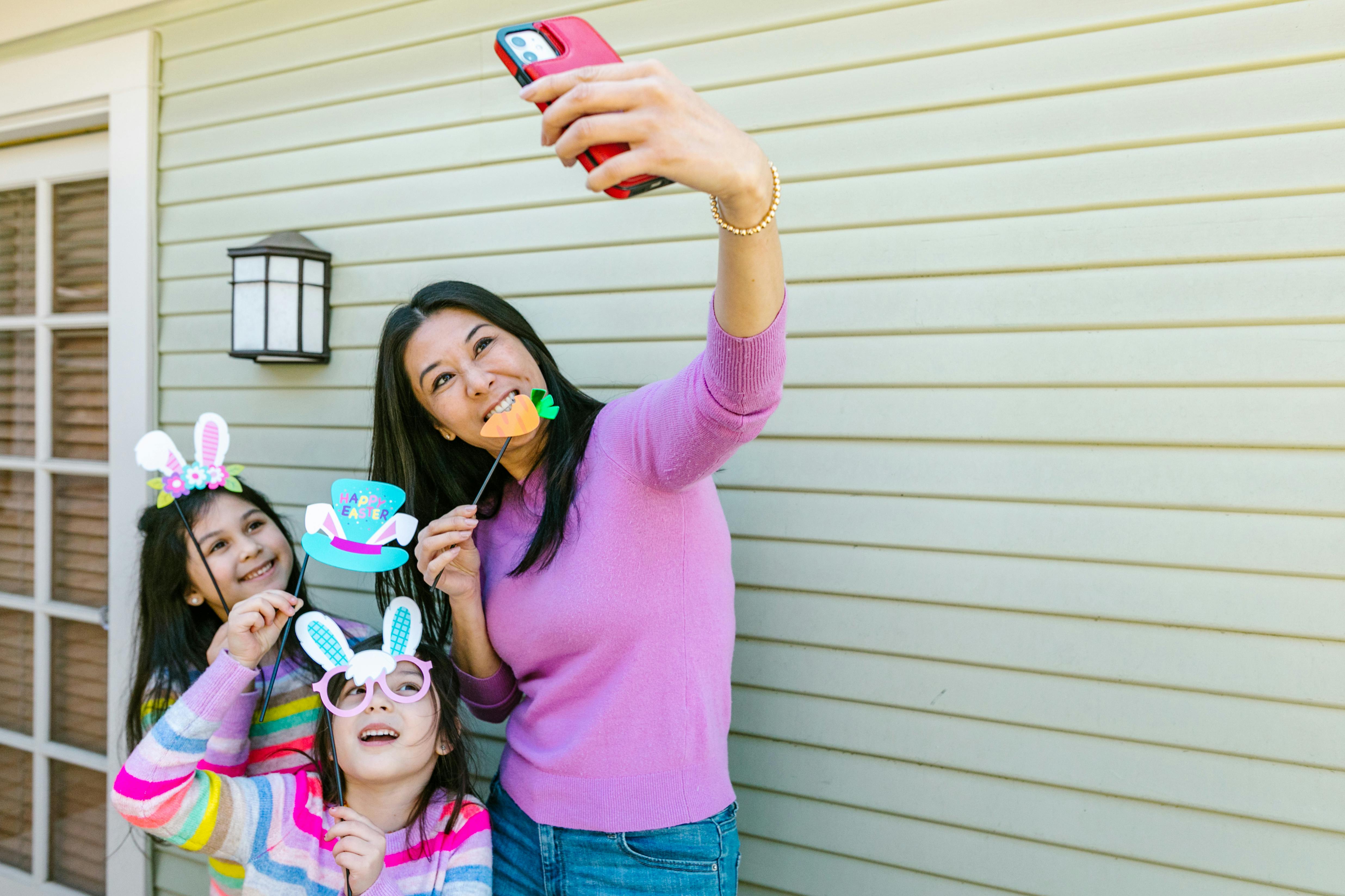 Course Image for T00495 Digital Discoverers: Easter Family Smartphone Filmmaking - Starter